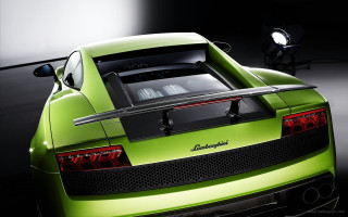 Green sports car garage spotlight - a green sports car free wallpaper for desktop