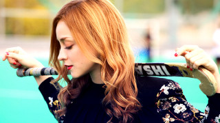 Woman tennis redhair blonde nails - a tennis racquet free wallpaper