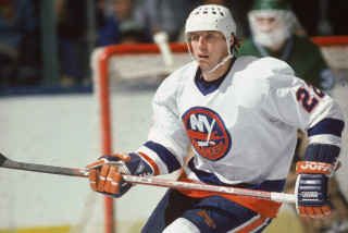 Hockey player moving puck helmet - the ice free wallpaper