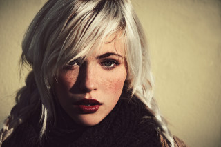 Blonde woman scarf red lip - a red lip free wallpaper