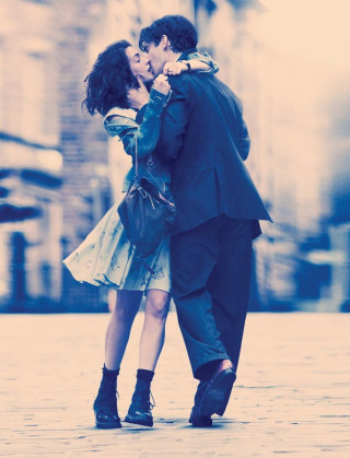 Man woman kissing city street - a building in the background free wallpaper for mobile