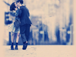 City street rain kissing umbrella - a man and woman free wallpaper