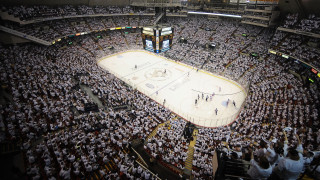 Crowd hockey game stadium large - a large crowd of people watching free wallpaper