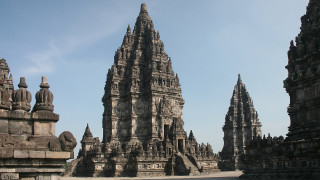 Large stone structure sky background - a large stone structure free wallpaper