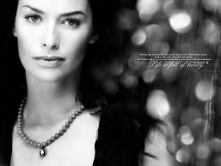 Woman necklace posing christmas tree - a necklace free wallpaper