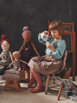 Little girl chair doll floor - the floor next free wallpaper for mobile