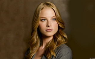 Woman longhair blueeyes darkroom brownwall - a brown wall free wallpaper for desktop