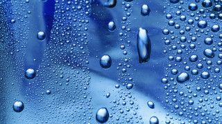 Water droplets blue sky macro 2 - a blue background free wallpaper
