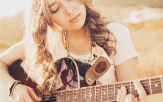 Girl long hair guitar sand - long hair playing free wallpaper