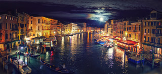 Night canal full moon boats - a full moon in the sky above free wallpaper for desktop
