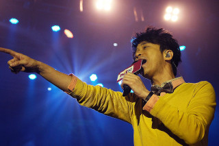 Man singing microphone right hand - hand free wallpaper
