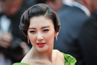 Woman green dress red lip - chen lu free wallpaper