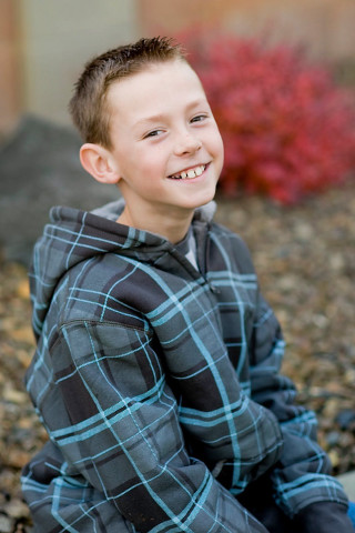 Young boy rock smiling camera - a young boy free wallpaper