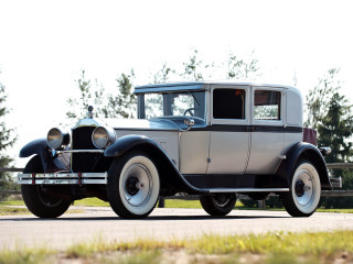 Old model car parked fence - an old model car free wallpaper