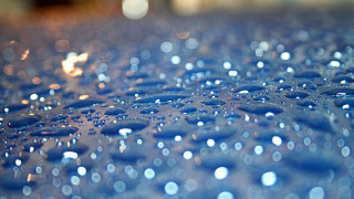 Water droplets blue surface macro - a blurry background free wallpaper