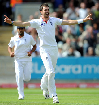 Heroic man celebrating sports field - free sports wallpaper for tablet