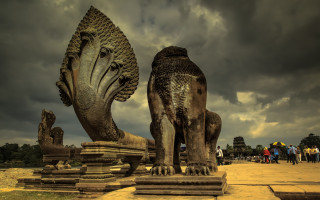 Couple statues cement slab cloudy - a statue free wallpaper for desktop