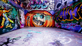Graffiti room skull wall hole - a door free wallpaper