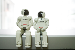 Two robots ledge window building - les automatiste free wallpaper