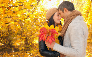Man woman hugging fall leaves - yellow leaf free wallpaper for desktop