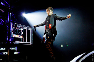 Man suit tie stage arms - his hands out free wallpaper for desktop