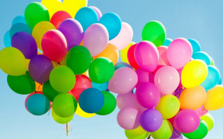 Balloons flying in the air - free happy birthday wallpaper