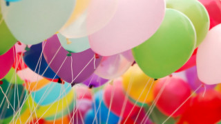 Balloons in the air background - free happy birthday wallpaper