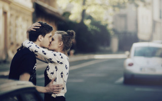Man woman kissing street car - a car and a building free wallpaper
