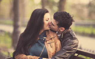 Man woman kissing bench park 2 - a man and woman free wallpaper for desktop