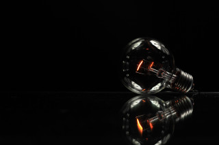 Light bulb table dark reflection 2 - studio light free wallpaper