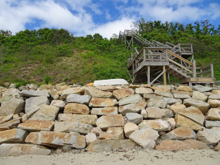 Rocks staircase beach chair background - the beach in front free wallpaper