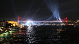 Bridge lights night water reflection - free new year wallpaper for desktop