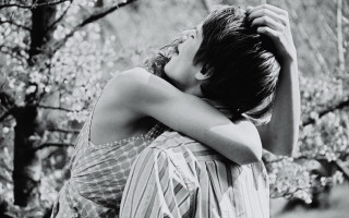 Woman holding head hands woods - jimmy nelsson free wallpaper