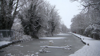 River snow trees fence background - free winter wallpaper