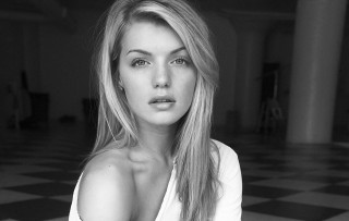 Woman long hair checkered floor - a picture in a room free wallpaper for desktop