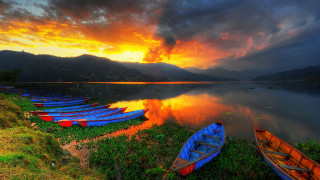 Boats lake cloudy sunset mountains - top of a lake under a cloudy sky free wallpaper for desktop