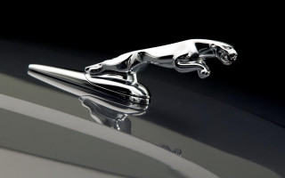 Chrome car emblem black background - an art deco sculpture free wallpaper
