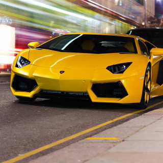 Yellow sports car night bus - free 3d render wallpaper for tablet