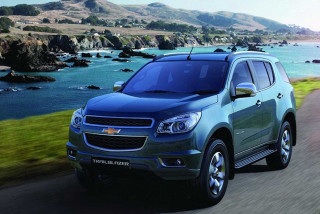 Blue chevrolet colorado driving ocean - free cars wallpaper
