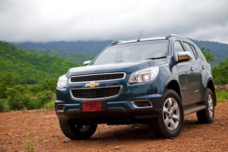 Blue chevrolet suv mountains dirt - a dirt road free wallpaper for desktop