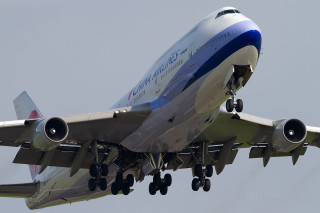 Large passenger jet gray sky - its landing free wallpaper