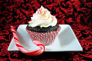 Cupcake white frosting candy cane - a cupcake free wallpaper