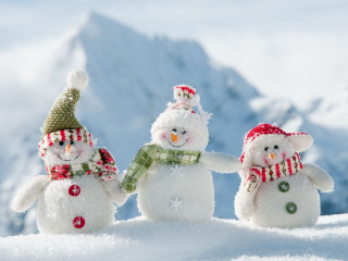 Three snowmen snow mountain background 2 - naive free wallpaper