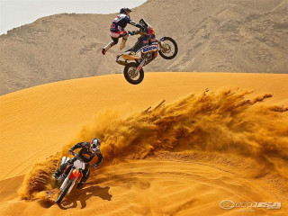 Dirt bike jump desert mountain - amir zand free wallpaper