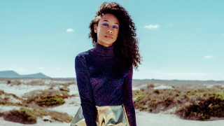 Woman gold purse beach blue - chinwe chukwuogoroy free wallpaper for desktop