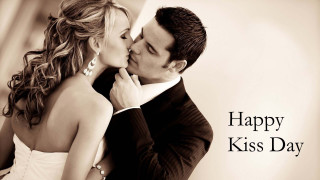 Man woman kissing black white - romantic free wallpaper