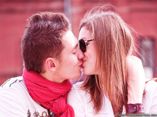 Man woman kissing sun red - a red scarf free wallpaper for desktop