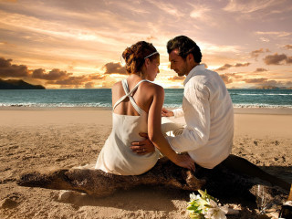 Man woman sitting log beach 3 - romantic free wallpaper for desktop