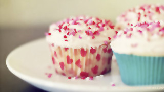 Cupcakes white frosting pink sprinkles - pastel free wallpaper