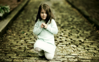 Little girl cobblestone road praying - a little girl free wallpaper